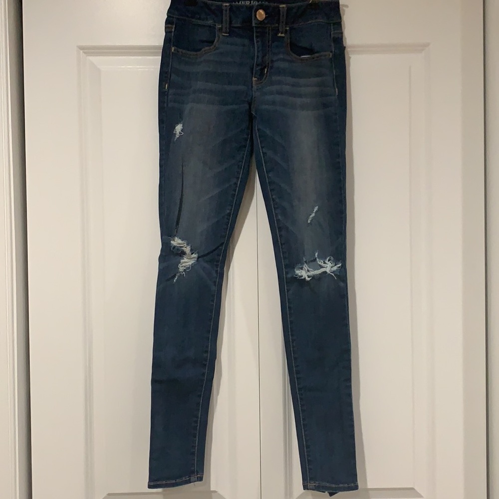 Distressed Mid-Rise Jegging